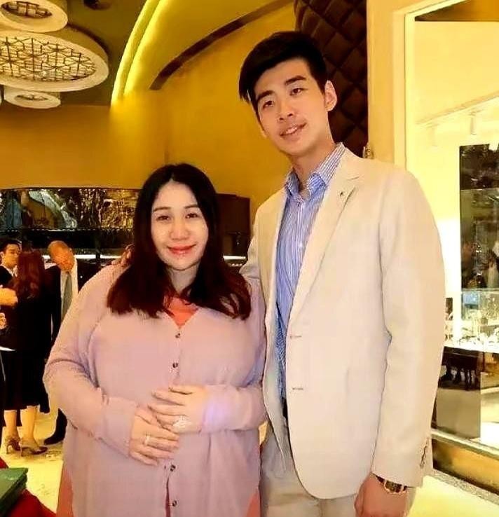何超盈走学霸进阶路，何超莲陷明星婚姻猜疑，赌王两家女儿的婚姻走向差出一条鸿沟。何超盈嫁哈佛辛奇隆，何家陪嫁被传十几亿，她后来减重上百斤、读下纽大教育博士，圈里人叫她何教授；何超莲嫁窦骁那场婚礼排面拉满，可前阵窦骁发她深夜煮面视频，评论区立马炸成婚变现场，没人再提当年多甜。咱们普通老百姓看豪门也别光嗑