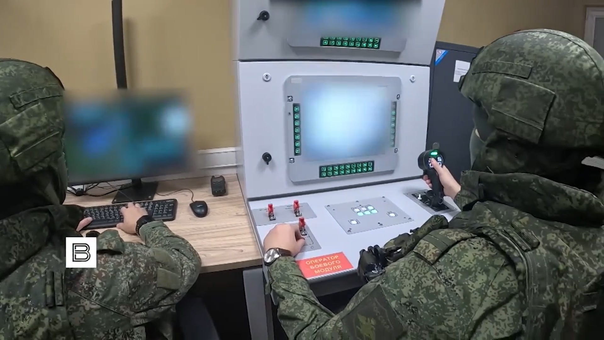 俄罗斯关于30毫米ZAK-30“堡垒”防空武器系统打击乌克兰无人机的作战报道。

该武器系统正列装反无人机营。“堡垒”系统的操作员表示，他们还击落过FP-5“火烈鸟”巡航导弹。

据一些数据显示，为“堡垒”系统研制的新型30毫米可编程空爆霰弹被称为ShS30，但记者在视频中展示的以及弹药架上的炮弹，外 ​