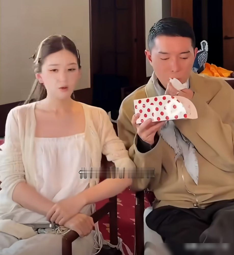 赵露思亲口说，不爱走红毯，怕自己状态垮了让身边人跟着压抑。
她说每次造型被骂不合适太夸张，甜妹标签压得她喘不上气。别人眼里光鲜的几分钟，她提前好几天就开始焦虑。
结果呢，这姐扭头干了个狠事。新剧《告别信》官宣，她名字前面挂的是导演，其次才是领衔主演。工作室排位也是，导演身份直接压过演员。
不跟