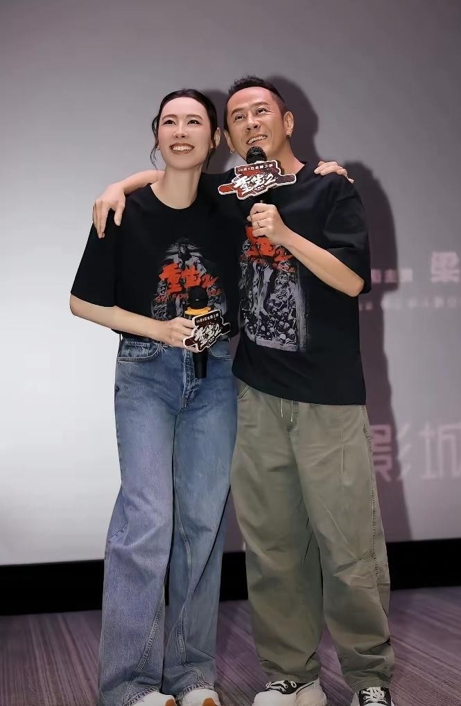 如果当初梁洛施没有跟李泽楷分手，那么这辈子她确实能过上安稳优渥的日子，踏踏实实带大三个儿子就行。可最让人熬不住的，恐怕是豪门深似海，再多的财富也换不来专注，身边永远不缺前仆后继的莺莺燕燕。
可很多人总觉得她复出拍戏是在吃苦受累，甚至替她惋惜，这其实完全看歪了。
当年二十出头果断转身离开，三个儿子握在
