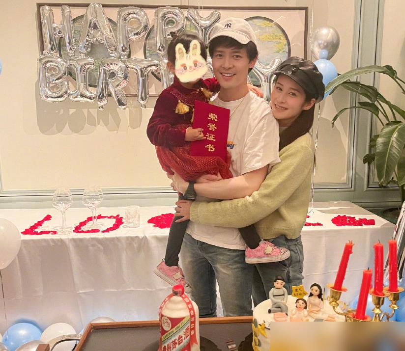 付辛博家9岁闺女露脸了？没有，只有后脑勺。
这爹当得真狠，上综艺、拍杂志，孩子的正脸一张没流出来。有人说他装，有人说他矫情。
再看黄磊家多多，小时候上节目圈粉无数，长大染个头发被骂上热搜，读错几个字又被全网追着教拼音。孙莉出来认错，说孩子不认真不专心也不优秀，黄磊说很自责让多多用她的痛苦教会我勇
