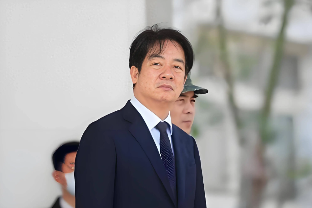赖清德天塌了！
8月25日，解放军发的一段视频，解放军登陆群现身台东当着台军面前