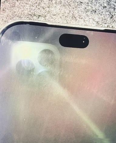 2026年秋季发布的iPhone 18 Pro系列将迎来灵动岛四年来首次大幅“瘦身”，开孔面积缩减约35%，但受限于技术瓶颈并未完全消失。 一、尺寸缩减与视觉提升- 开孔大幅缩小：灵动岛宽度从iPho