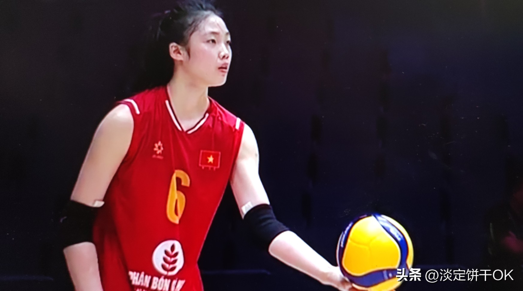亚洲女排锦标赛四强争夺战，中国女排对阵越南女排。
   第一局，中国女排开局只领先两分，她们16:9拉开比分，吴梦洁进攻、陈厚羽拦网发挥不错，中国女排25:15先胜一局。
    第二局，中国队半场13:8领先五分，被追到21平，庄宇珊连拿两分、杨舒茗发球得分，中国女排25:22再胜一局，大比分2: