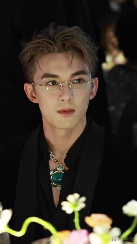 宝格丽高珠晚宴，吴磊帅得好出众啊！这张脸时尚又高级！金发戴眼镜的贵公子～