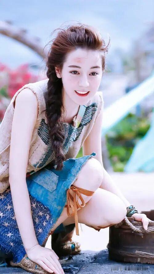 迪丽热巴内娱清流：热搜体质0翻车密码

内娱有个怪象——有人靠绯闻霸榜，有人拿塌房刷屏，唯独迪丽热巴，凭一张脸、几部戏、零黑料，硬生生把“热搜常客”熬成了“定海神针”。

先看脸。新疆基因带来的浓颜暴击，红毯是降维打击，路透是审美教案。别人精修三小时，她随手抓拍就是天花板。这叫什么？老天爷追着喂饭，