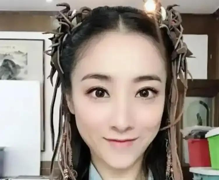张艺谋把她开除了，为了报复张艺谋，她举报了张艺谋超生。后来，张艺谋被罚款748万，但他后来却说，我感谢她，因为她，才让婷婷和孩子们重见天日。她就是何珺！

2012年春天，25岁的何珺在社交平台扔出一颗炸弹。
她在微博里写道，过年回老家无锡时听说导演张艺谋已经再婚，妻子叫陈婷，两人还生了三个孩子。