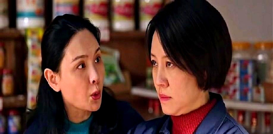 结婚二十年，老婆在饭桌上把老公的相亲搅黄了，两人愣是连个眼神交流都没有。

这不是什么家庭伦理大瓜，是郭晓东和程莉莎在新戏里的真实现场。程莉莎顶着一头大妈卷，扯着嗓门一通搅和，硬生生把老实巴交的单亲爸爸郭晓东逼得满头大汗。

演恩爱容易，演陌生太难。二十年睡一个被窝的习惯，要在导演喊开机那一秒全部切