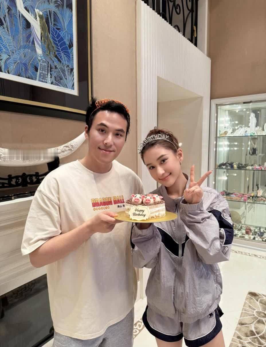 何超莲34岁生日全家福曝光！老公零点甜蜜庆祝，丸子头配短裤嫩回24岁 ​