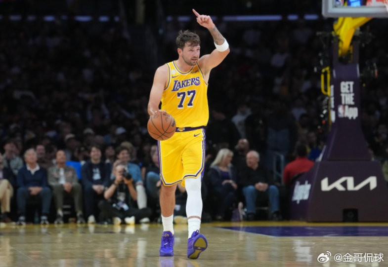 NBA常规赛，湖人132-123逆转击败爵士，取得开季三连胜。

此役，东契奇全场出战38分钟，30投17中，三分18投8中，罚球11罚10中，得到52分8篮板10助攻2抢断4失误。

赛后，帕金斯点评道：“卢卡状态神勇，在礼拜天轻松砍下52+10的华丽两双数据。”

对此，东契奇回复道：“😎。” ​