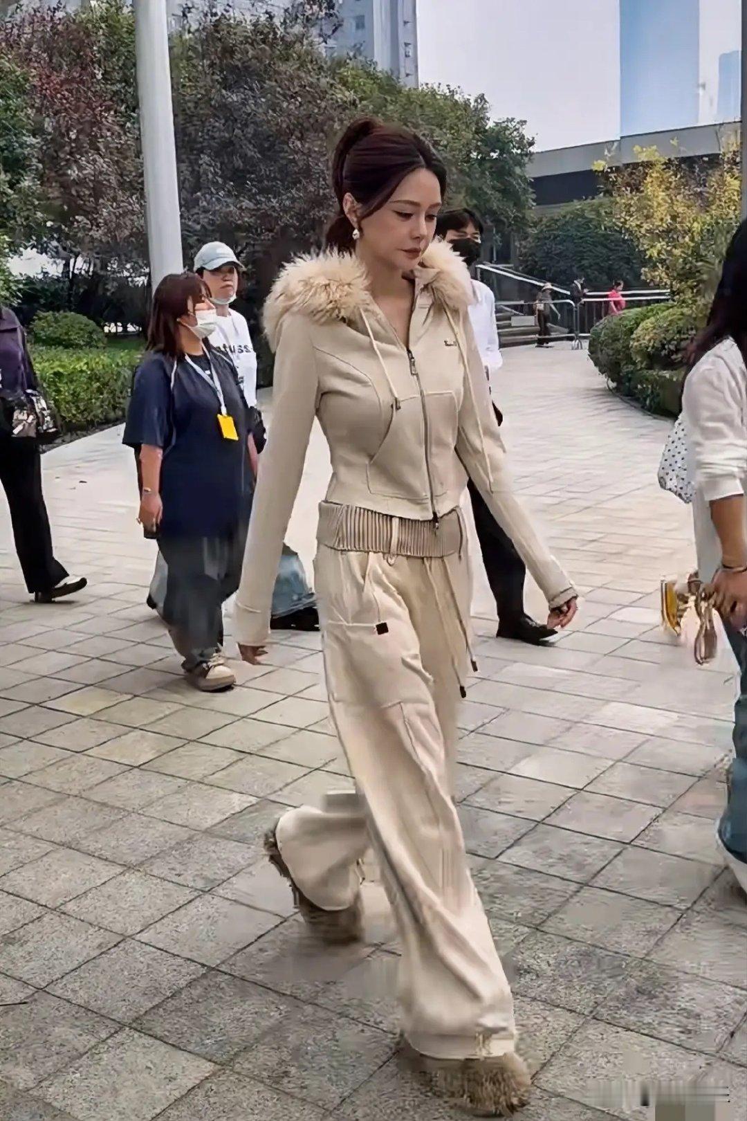 沈梦辰线下路透，
一身米白套装好显身材！ ​