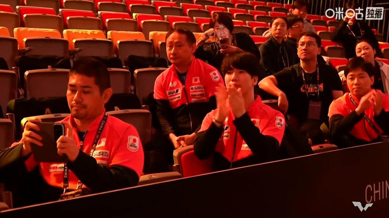 张本美和/早田希娜3-1拿下王艺迪/姜依依的时候，大家注意到看台上的张本宇了吗？
一脸的气定神闲，
仿佛已经是胜券在握，

果不其然，
日乒组合不论是前三板，
还是默契配合上，
都要明显高于国乒组合，

即便有大迪坐镇，
姜依依在开局还是出现了无谓失误，
心态上也是打的过于保守，

于子洋教练一个劲