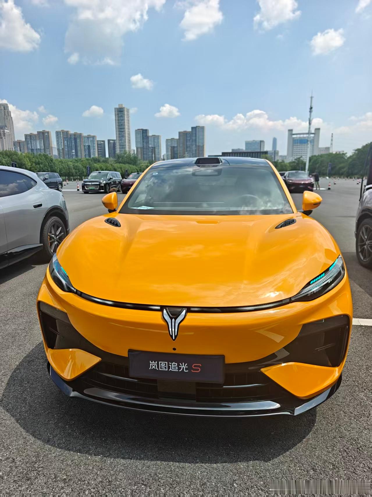 终于下定岚图追光S，成为追光家族一员✨。打动我的不光是流畅高级的外观，华为乾崑ADS5智驾才是重头戏，四激光雷达配置诚意满满。试驾时转向顺手，底盘滤震到位，座舱整体氛围感也很合心意。期待之后日常通勤、周末自驾出游，开着它奔赴各处风景。愿从容向前，自在发光，开启属于我的追光时刻。
 
 ​