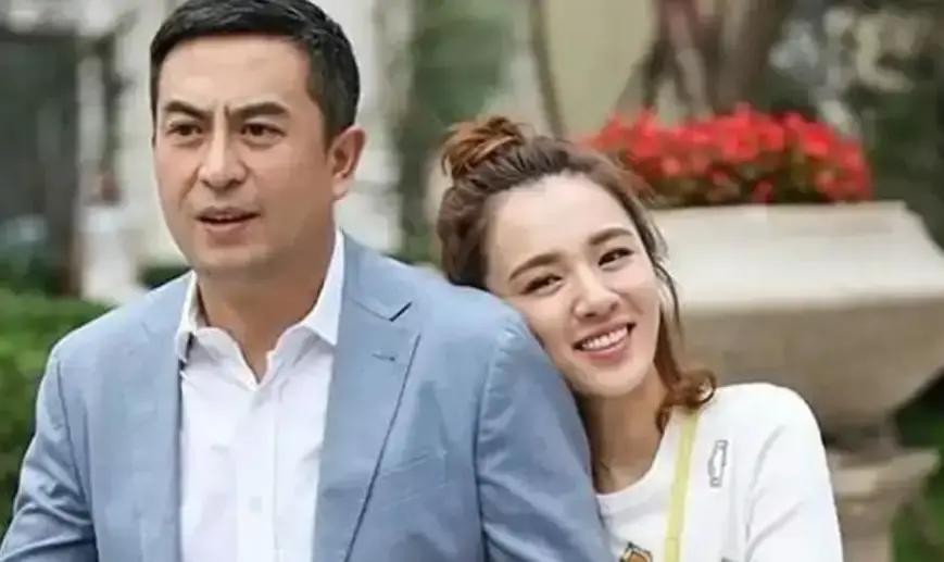娱乐圈总有人传，只要张嘉益一接新本子，女一号的位置雷打不动肯定先递给王晓晨。马上到了2026年，由张艺谋监制的大剧《主角》一露面，眼尖的观众一瞅，这俩人怎么又在一个剧组里碰头了，难不成真是传说中的硬捧关系户

去扒一扒这部剧的底细你就明白了。陈彦写的那部同名原著，2018年出版后紧接着就在2019年