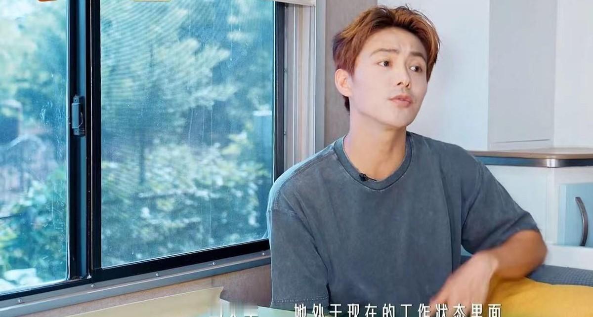一句“别来了”，微信删了近十年
马天宇把张萌的微信删了，一删就是近十年。删之前张萌跟他说了一句话：那以后我的戏你都不要来了。
事情的起点不复杂。张萌转型做制片人，向马天宇发出戏约。马天宇婉拒了，理由列了三条：父亲身体不好，自己情绪状态不佳，剧本和合作的新人演员并不适配自己。这是一个演员对工作做出的正