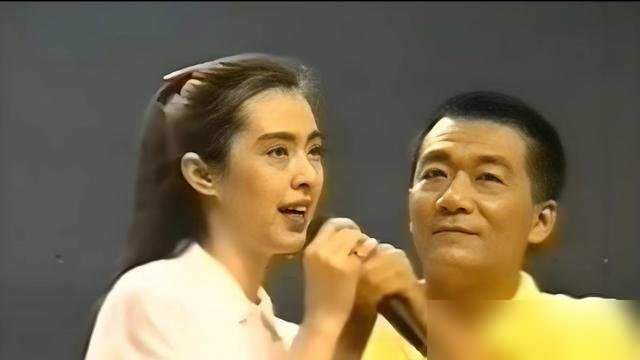 王祖贤在温哥华给人做艾灸，一小时收600块，还亲自上手。
92年奥运前央视搞明星篮球赛，她往台上一站，那腿那身段，全场眼睛都直了。专业练过，动作骗不了人。
后来人直接消失了。都猜是为情所伤，躲起来疗伤。结果她前阵子自己出来说，就是干腻了，不想陪你们玩了。
现在住加拿大，法名“行觉”，开了家艾灸