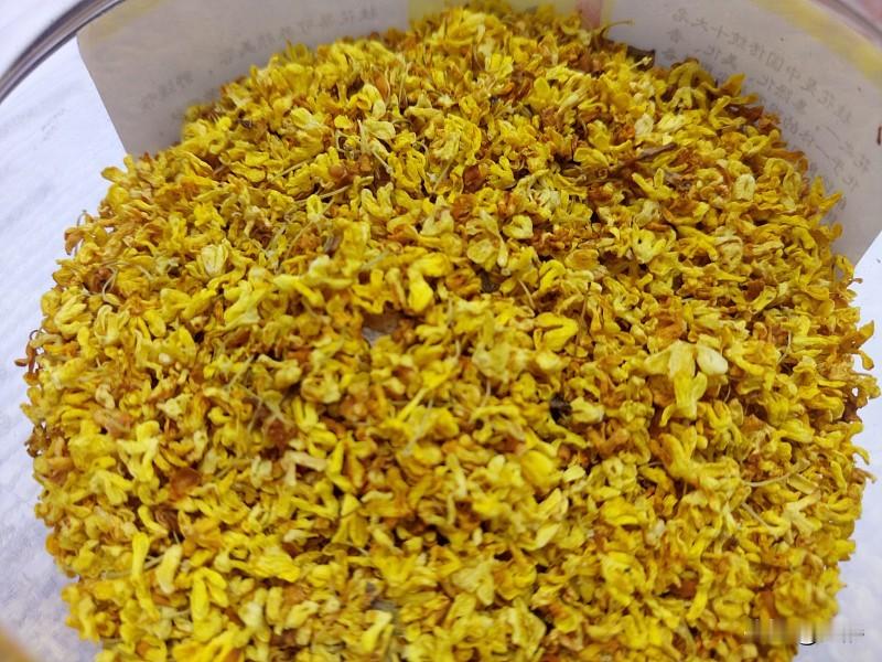 刷到阳朔硫磺熏制桂花的通报，整个人瞬间懵了。
从小喝的桂花蜜、奶茶里的桂花碎、家里炖银耳羹撒的干桂花，好多都标着阳朔产，那可是攒了几十年的金字招牌啊。
暗访画面里作坊支着密闭棚子烧硫磺，蓝烟裹着桂花熏得通体金黄，熏过的货重量直接翻倍，卖相鲜亮还防虫，和正经无硫桂花差出五