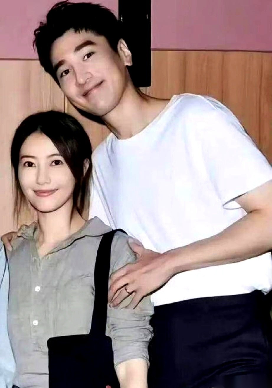 40岁的赵又廷在现场听到粉丝大喊喜欢高圆圆，笑着顺嘴就接了一句“我也喜欢我老婆”。
两人从扯证到现在，已经过了整整12年。
当年陈凯歌拍电影《搜索》时看出来的苗头，到现在外头也没等到过一点动静。
普通人过日子，别说12年，三五年下来，两口子在人前能不互相拆台、不翻白眼，就算修养到家了。很多人把日子过