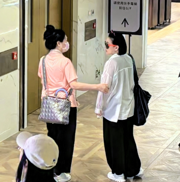 小S和老公带徐妈妈去香港旅行，一家人在香港K11闲逛！

不得不说，有的人就是命好，物质富足，精神上不受力，可不活得年轻嘛！

可“一辈子没上过班”这句话，听着像夸，细琢磨倒像一根刺。

许雅钧真没上过班吗？他1970年生于台东，父亲许庆祥是当地有名的儿科医生，母亲黄秀真是执业律师。他念完小学就随兄