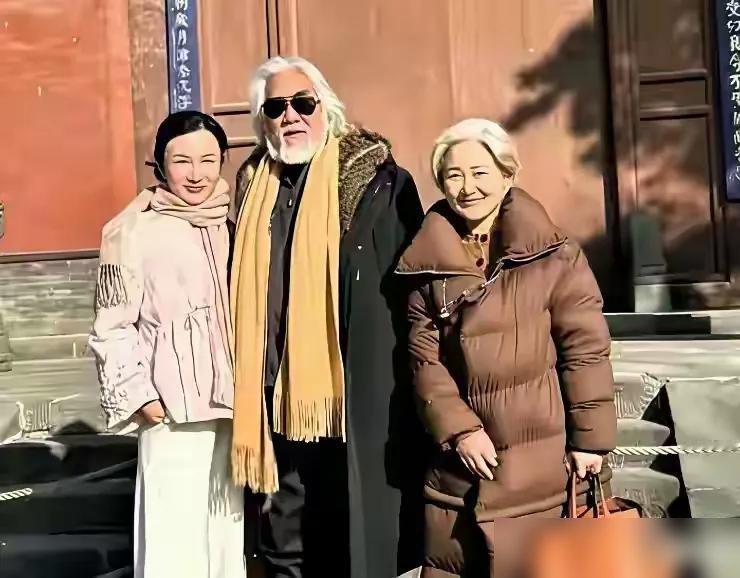 张纪中陪着丈母娘和老婆一起上山拜佛！
七十多岁的人，前阵子刚把那把标志性的胡子剃净、头发染黑，走在石阶上鞍前马后，步子迈得比谁都殷勤。最耐人寻味的是走在旁边的岳母，提起这位名导女婿满脸掩不住的骄傲，半点不介意那道巨大的年岁鸿沟，还直夸他“身材魁梧、极有爱心”。
看客们总爱盯着三十多岁的年龄差距冷