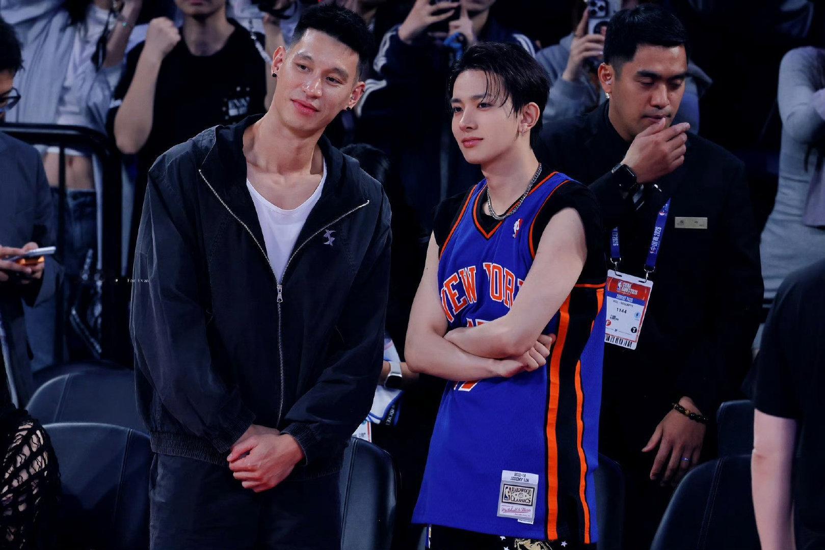吻吻的pyq：
穿着哥哥的球衣，和哥哥一起拍照🥺 ​