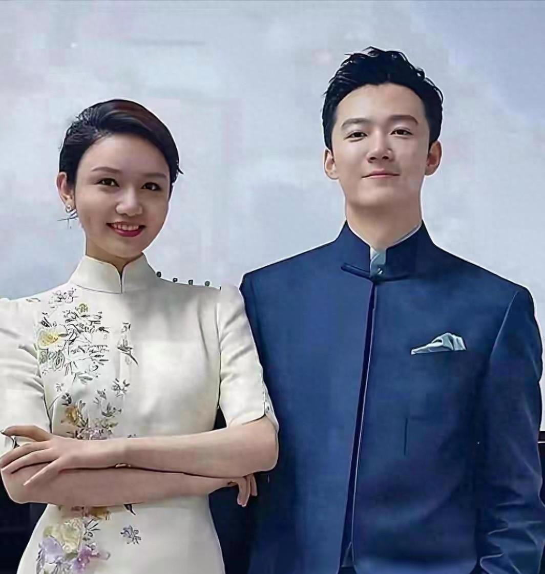 张韬前脚刚挪窝，后脚和龙洋的CP地基就被抽了。10月15号下午他发长文告别新闻主播台，调进文艺节目中心，两天后就在宁波搭档蓝羽主持电影周开幕式。传了快六年的隐婚瓜，被他一张调令单和一场开幕式主持，直接晾在了原地。
他在新闻频道值了三年夜班，凌晨三四点下播是常态。告别长文里他自己写，原以为要等到60岁