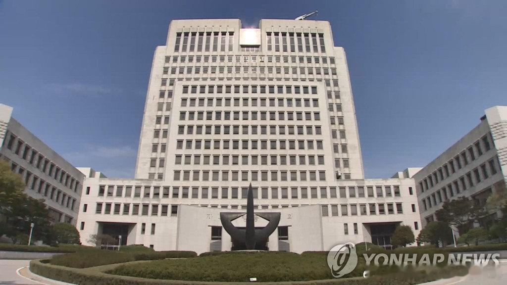 【涉嫌向中方泄露军情韩军士兵终审被判4年】据韩国法律界18日消息，大法院（最高法院）上月对韩国陆军士兵A某涉嫌向中国情报组织泄露军情案作出终审判决，维持二审判决，判处A某有期徒刑4年、罚金2000万韩元（约合人民币9.7万元）、追缴1907万韩元。 #军事机密##韩国时局# ​