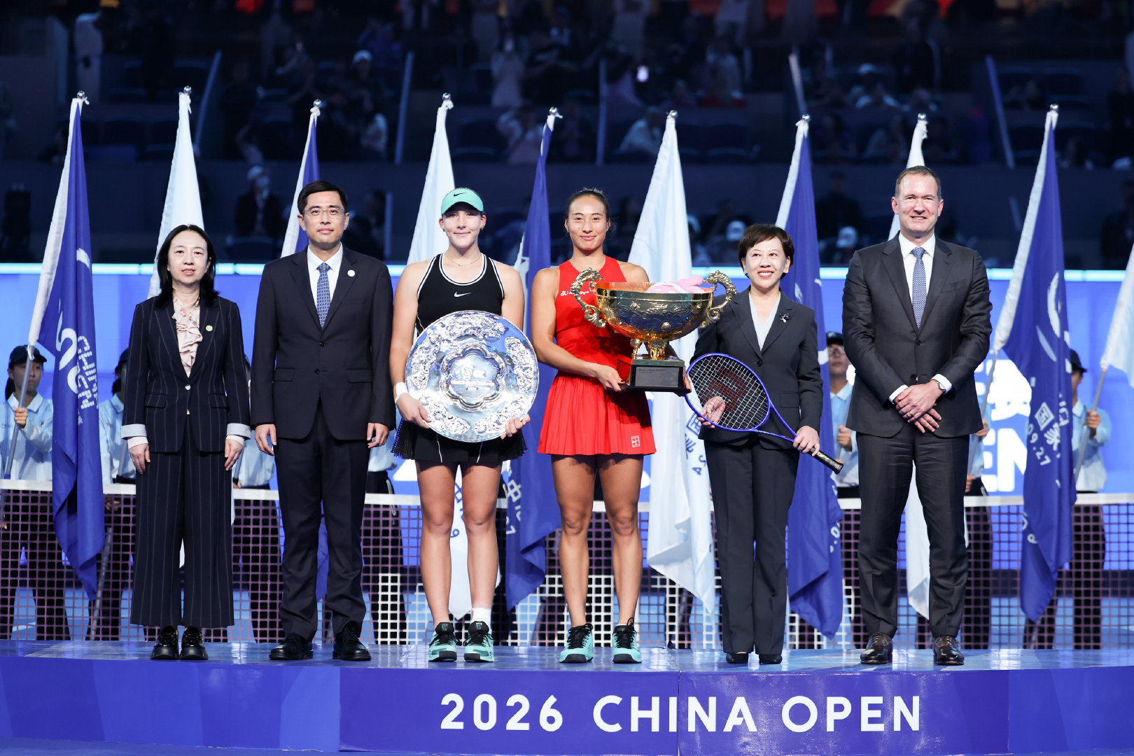 QueenWen的捧杯图来啦！🏆

金光璀璨的“中国之杯”，第一次迎来了与它同根同源的主人——身穿中国红的，是今晚钻石球场最耀眼的一抹亮色！🇨🇳

#2026中网##郑钦文中网女单冠军##中国人首夺中网单打冠军# ​