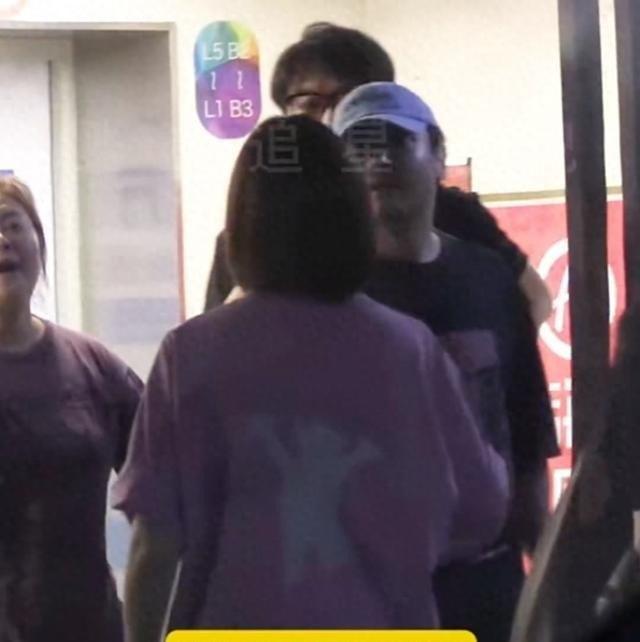 7岁小狮子抱玩偶跑前面，沈腾带王琦聚餐，老婆胖到被说像减肥前贾玲？网友却问：他咋还这么宠 ​