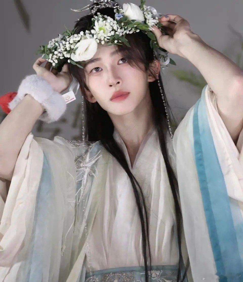 #刘宇[超话]#  早晨的阳光，温暖而明媚。新的一天开始了！愿你拥有美好的心情和无限的好运！早安！我的天地大人[手指比心] ​