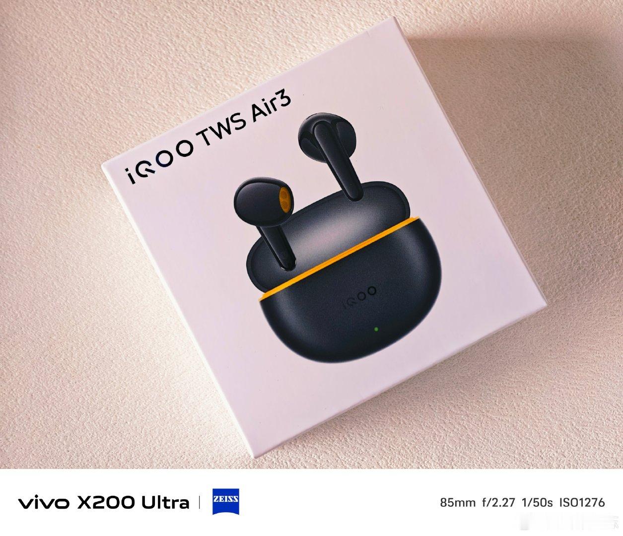 #vivo[超话]# iQOO TWS Air3蓝牙耳机，简约高级的外观设计。畅快音质搭配低延迟体验，日常通勤、游戏听歌都适配，轻巧机身，带来沉浸式的听觉享受。#vivo超话# ​