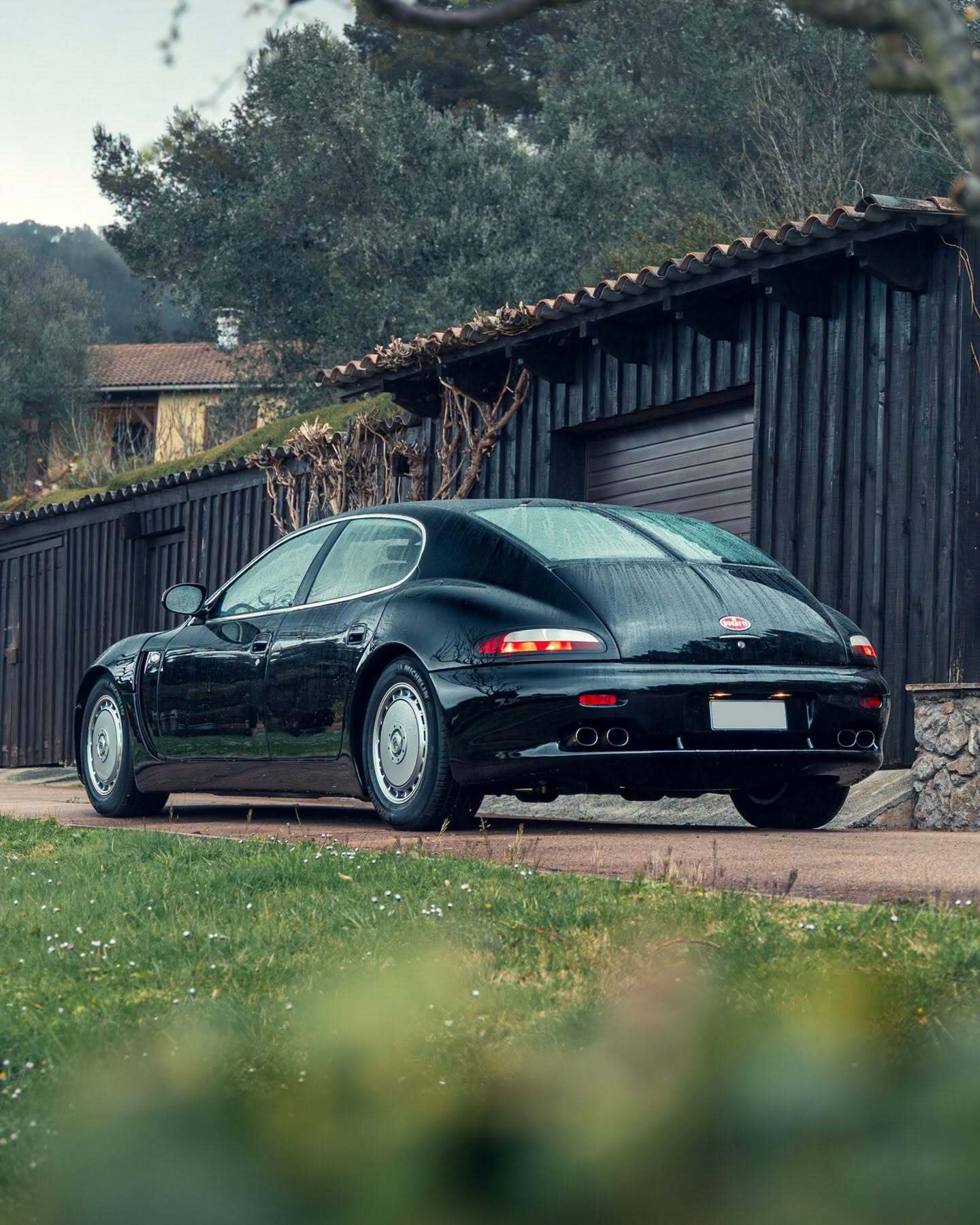 Bugatti EB112
#布加迪# 
这台布加迪你认识吗？仅生产了三台，乔治亚罗设计，碳纤维底盘，车长5070mm，搭载6.0 V12自吸引擎，输出460马力、590牛米，百公里加速4.4秒，极速300km/h，四轮驱动，6速手动变速器，图中是第三台，因为当年经济不景气，没有大规模量产。 ​