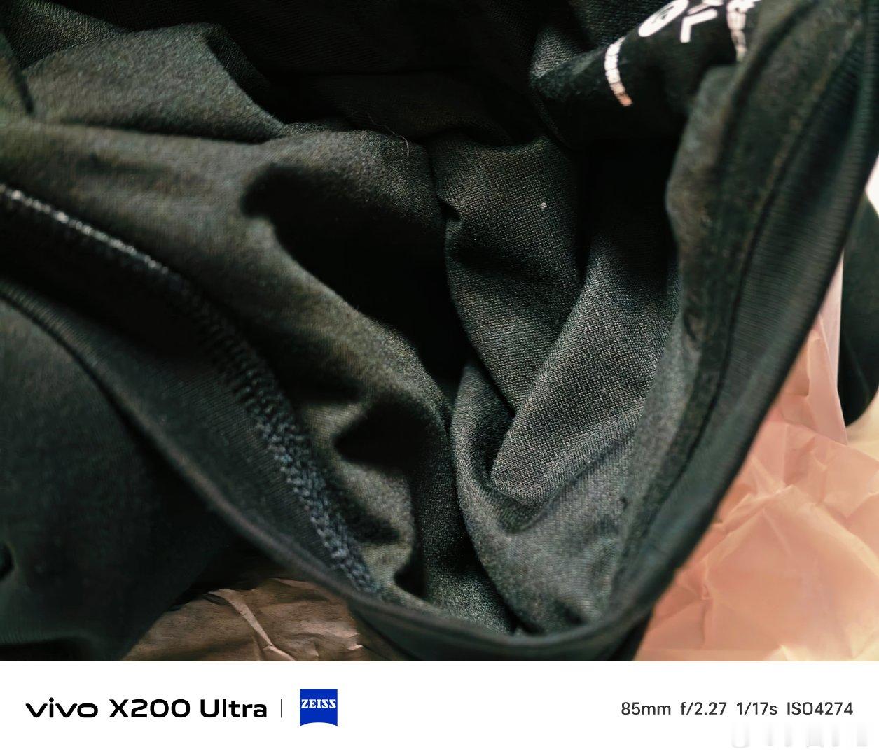 #vivo[超话]# 惊袭新品开箱，精致包装藏着质感衣物。细腻面料，工整走线，vivo X200 Ultra蔡司镜头捕捉细节，每一次开箱，都是惊喜。#vivo超话# ​