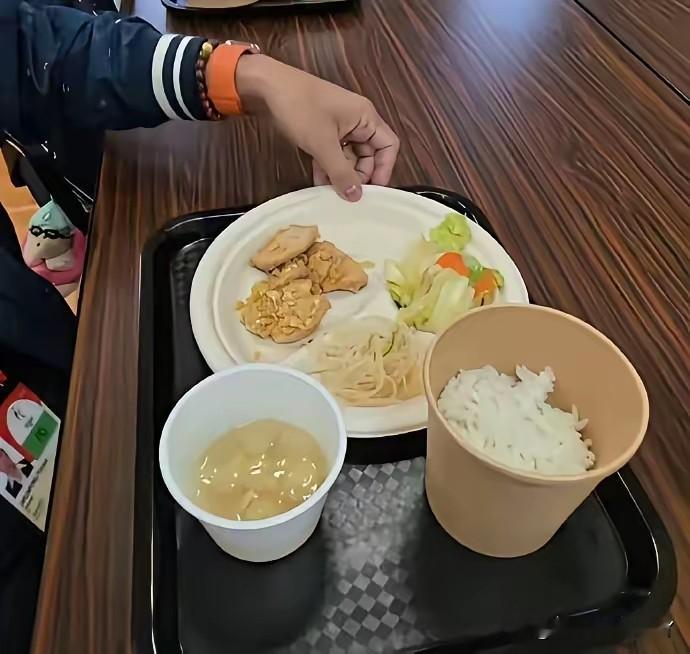 刚刚开幕的日本名古屋亚运会，还没比出多少精彩赛事，先因为伙食太差、配给抠门、体验拉胯彻底冲上热搜，让全世界再次看清：为什么如今全球顶级大赛，人人都抢着交给中国承办。
 
近期，泰国台克球队教练在赛场餐厅实拍的一段视频，在TikTok彻底刷屏，看完让人哭笑不得、差距一目了然。
 
镜头下，亚运参赛运动