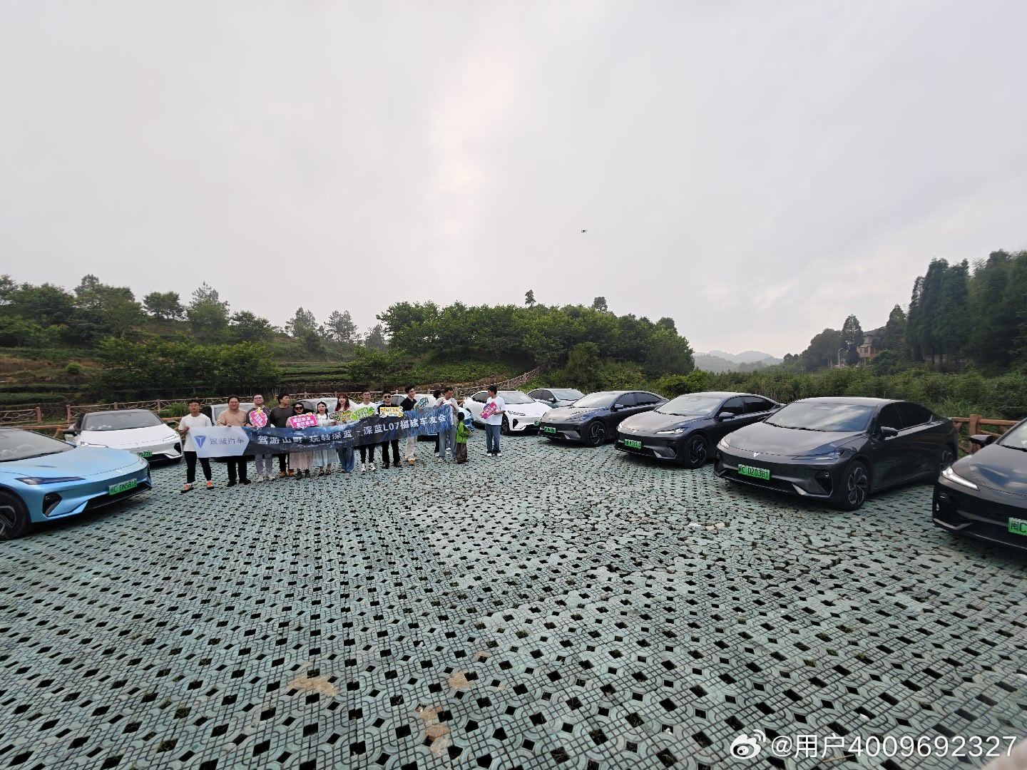当初选择深蓝L07，以为收获的只是一台代步出行的座驾，加入官方车友会之后才发现，车子带来的，远不止出行的便利，更有许多不期而遇的温暖与珍贵回忆。
刚提车那会，对车辆很多功能还一知半解，遇到设置不懂、用车小疑问，在车友群里随手发问，总会有热心车友第一时间出来解答。素未谋面，却愿意耐心分 ​