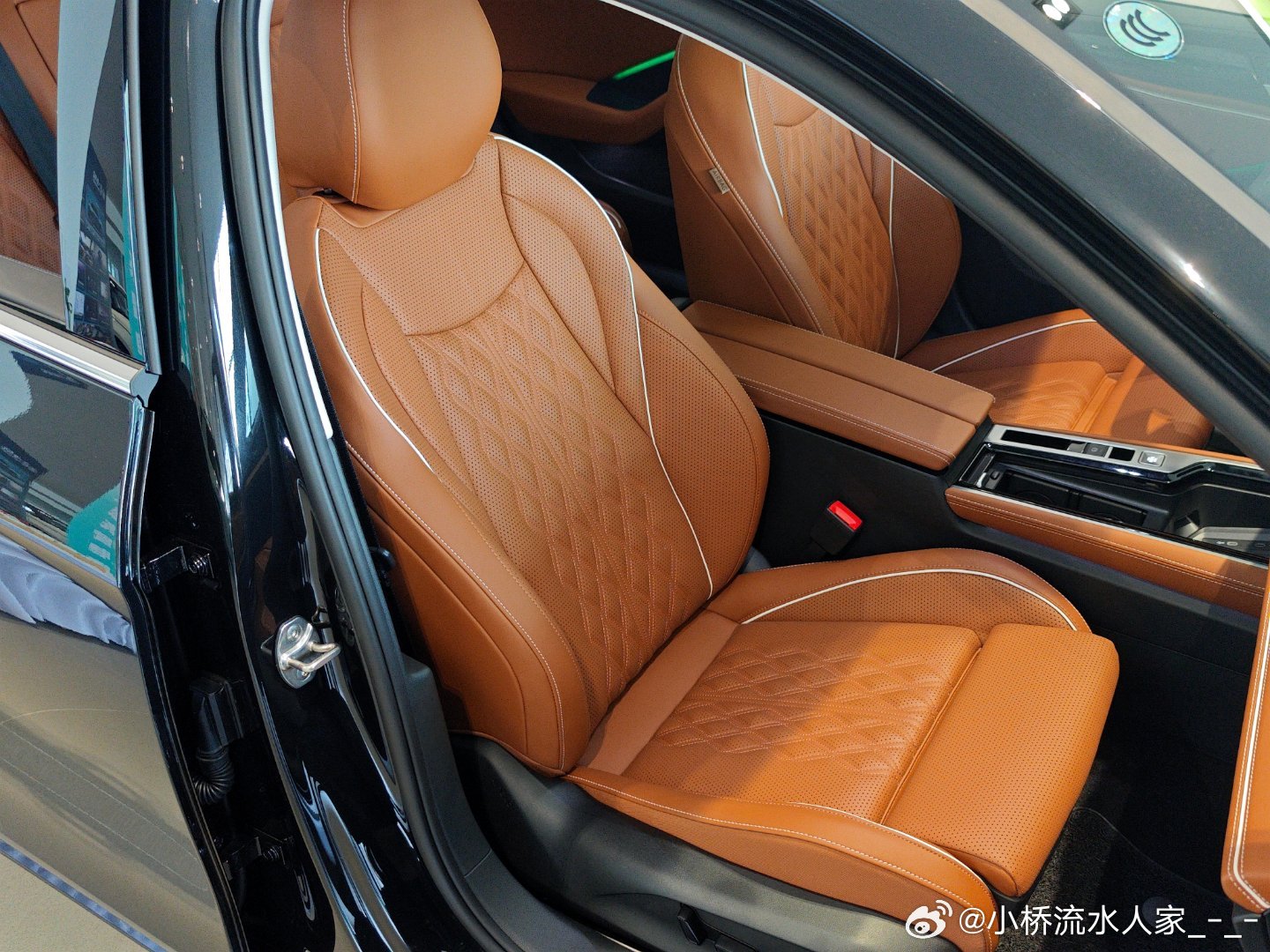 #黄金超混满电出发##一汽大众黄金超混重磅上市# 一汽-大众迈腾PHEV，以黄金超混技术重塑出行新标准。其搭载的黄金2.0超混动力，融合1.5T EA211 EVO II混动专用发动机，实现能效与动力的双重飞跃，综合续航超1400km，让全场景出行无忧。黄金驾控体系，提供纯电、串联、并联、能量回收4种模式无缝切换， ​