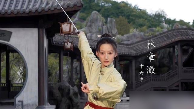 谭松韵刘学义这部戏热度都干到平台历史第三了，偏偏卡在“血缘感”上翻车。女儿选得跟主角两口子毫无关系，观众一眼出戏，弹幕全在问这娃是不是抱错了。
反倒是牛骏峰演的韩梁，没几句台词，光靠眼神就把“这家人”给立住了。同样是配角，一个让人信，一个让人笑。
现在大结局韩梁被冻死冲上热搜，哭倒一片。事实证明
