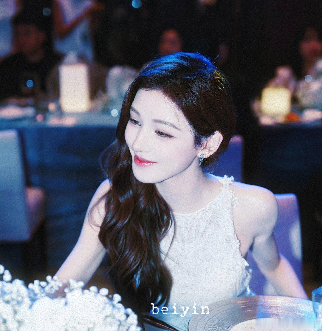 #张予曦[超话]# 
蓝色系晚宴♝
🦋🦋🦋 ​