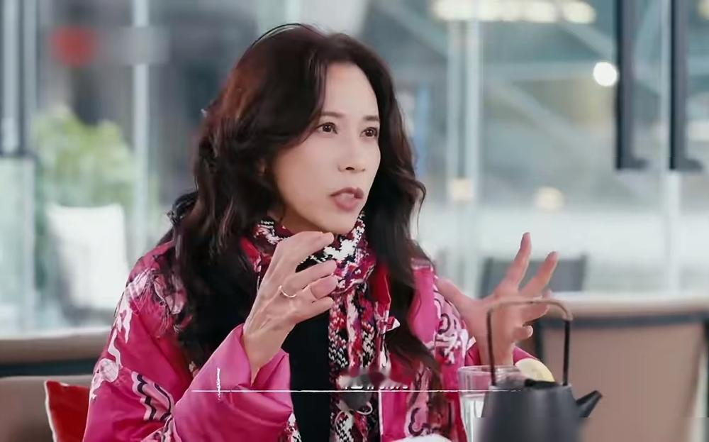 叶子楣给胸上保险，莫文蔚给腿投保3000万，这些传说你信过几个？
莫文蔚4月14日上节目，被刘嘉玲当面问起这事，她直接笑场，说全是当年媒体瞎炒的。她确实动过念头，也找做保险的朋友打听过，结果人家根本没法给腿定价，最后不了了之。
回头看，1991年叶子楣投保200万，那才叫真金白银的噱头。后来什么