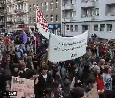 数千名民众抗议德国实行强制兵役制，柏林警方开始暴力逮捕民众。此次抗议正值德国大力扩充联邦国防军之际，欧洲各国政府也正为可能与俄罗斯发生更大规模的对抗做准备。

德日最近都蠢蠢欲动啊！

#不负责任转发# ​