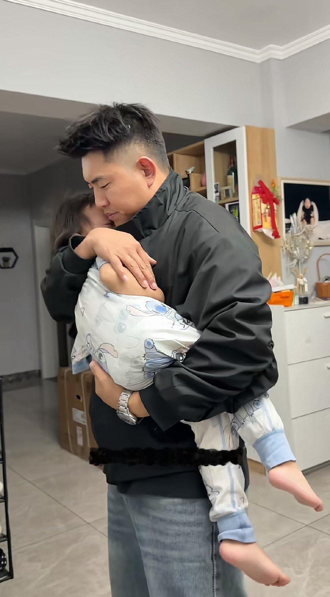 #孩子半夜烧到39度妈妈无奈之下打电话求助前夫#
39度前夫都这么操心了，挺好的，毕竟是亲爹，有的家庭孩子发烧到四十度多都是妈妈大晚上一个人带去医院，听到他气喘吁吁的那一刻，这个男人的心里后悔了，他要护的人就是家，这个男人体会到了，也成长了。 ​