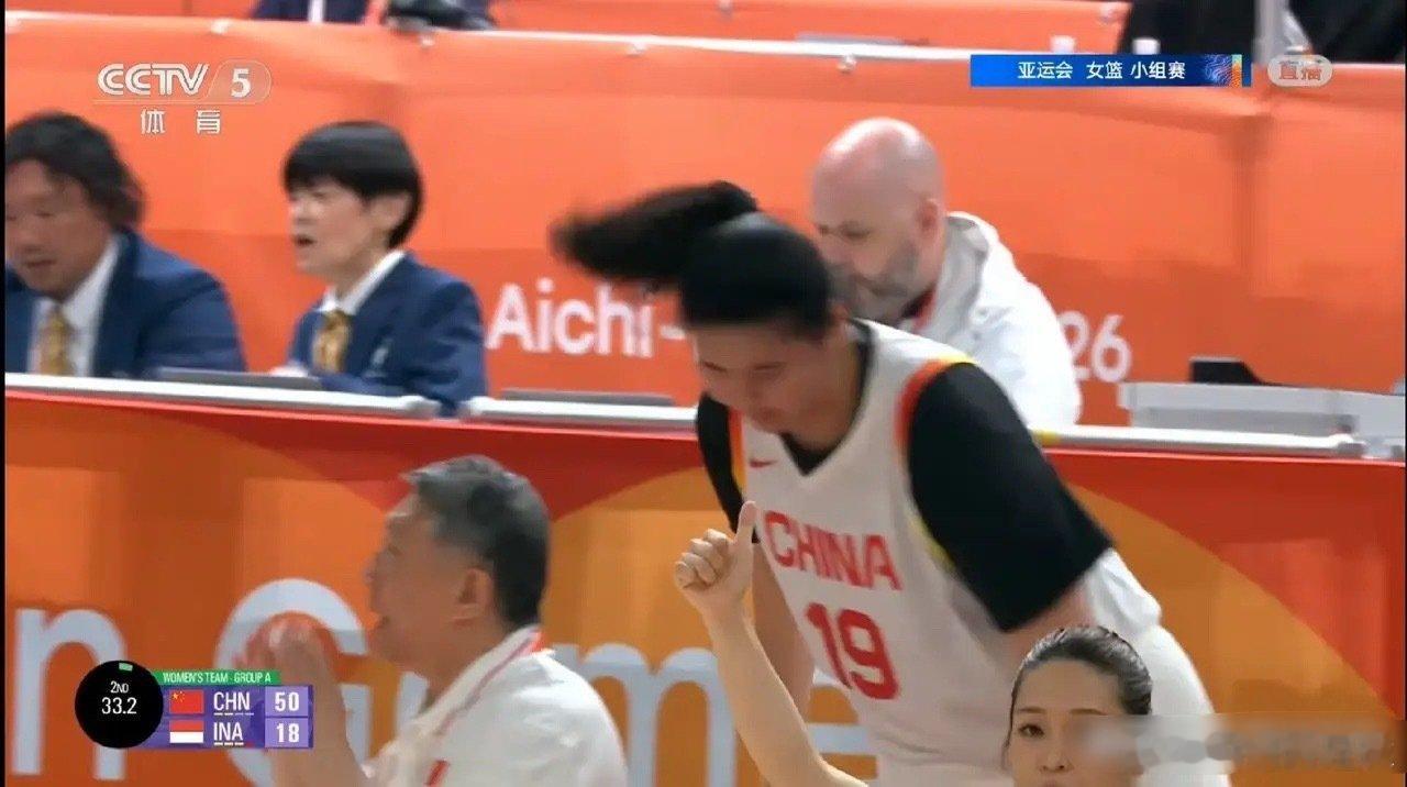 中国女篮小将张子宇这姑娘真是太懂事了！今天亚运会小组赛打印尼，第二节快结束的时候，中国队已经50:18领先32分了。她被换下场时，先弯腰给现场球迷鞠了个躬，然后才走回替补席，看着就特别有礼貌、特别懂事。 ​