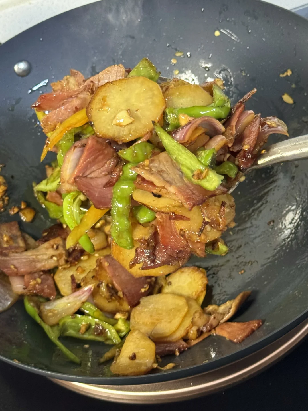 腊肉炒青椒土豆片