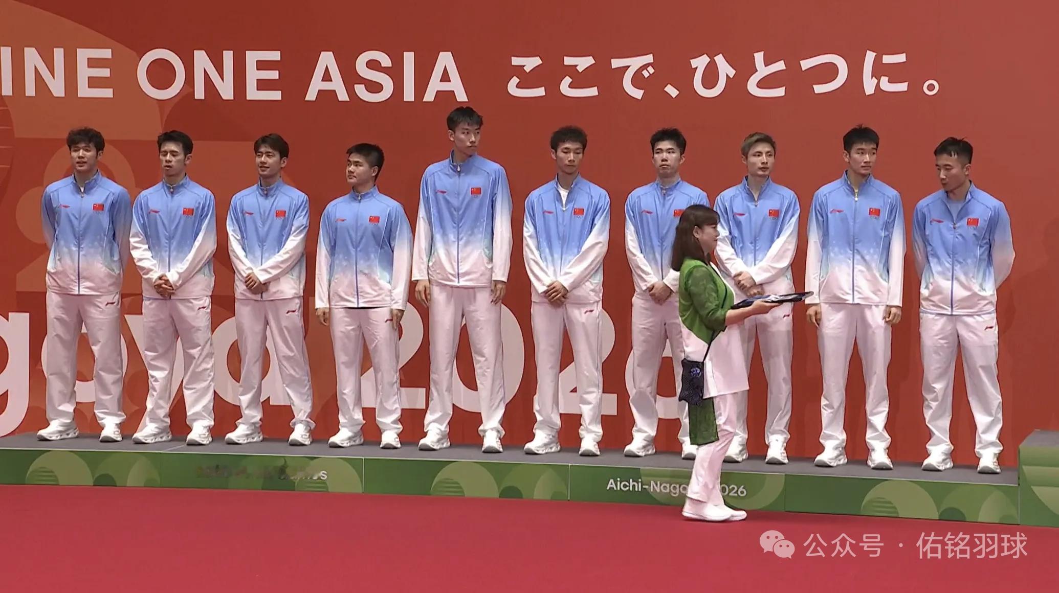 随着国羽男团2：3惨遭印尼队逆转无缘冠军，
不得不承认这3个事实：
1.国羽男单已经全面落后：现在的国羽男单就一个31岁的石宇奇能打，其他选手都不堪大用！人家印尼队的21岁的二单法汉岁、19岁的三单乌拜迪拉，就已经把国羽的李诗沣、翁泓阳按在地上摩擦，我们的年轻队员却只能在家里面看直播！

2.国羽男