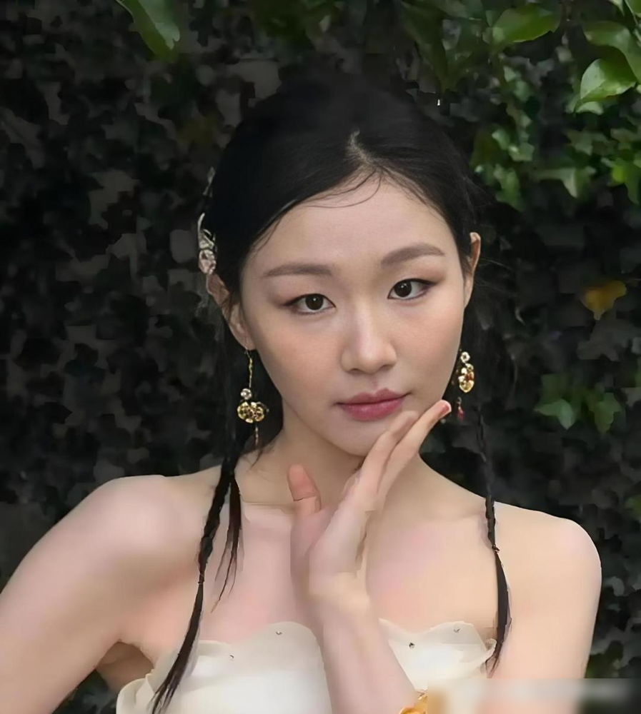 金靖当着迪丽热巴的面说她心好丑，转头就抽自己嘴巴说我嘴更丑。这一下，满场都笑了，没人黑脸。
她太懂怎么在钢丝上跑了。先戳一下，再把自己踩进泥里，别人想发火都找不到由头。
非科班，没背景，就靠一张敢变形的脸和满脑子即兴的梗，从草根杀成综艺常客。别人端着仙女架子，她负责把场子搅热。
可这种社牛也是