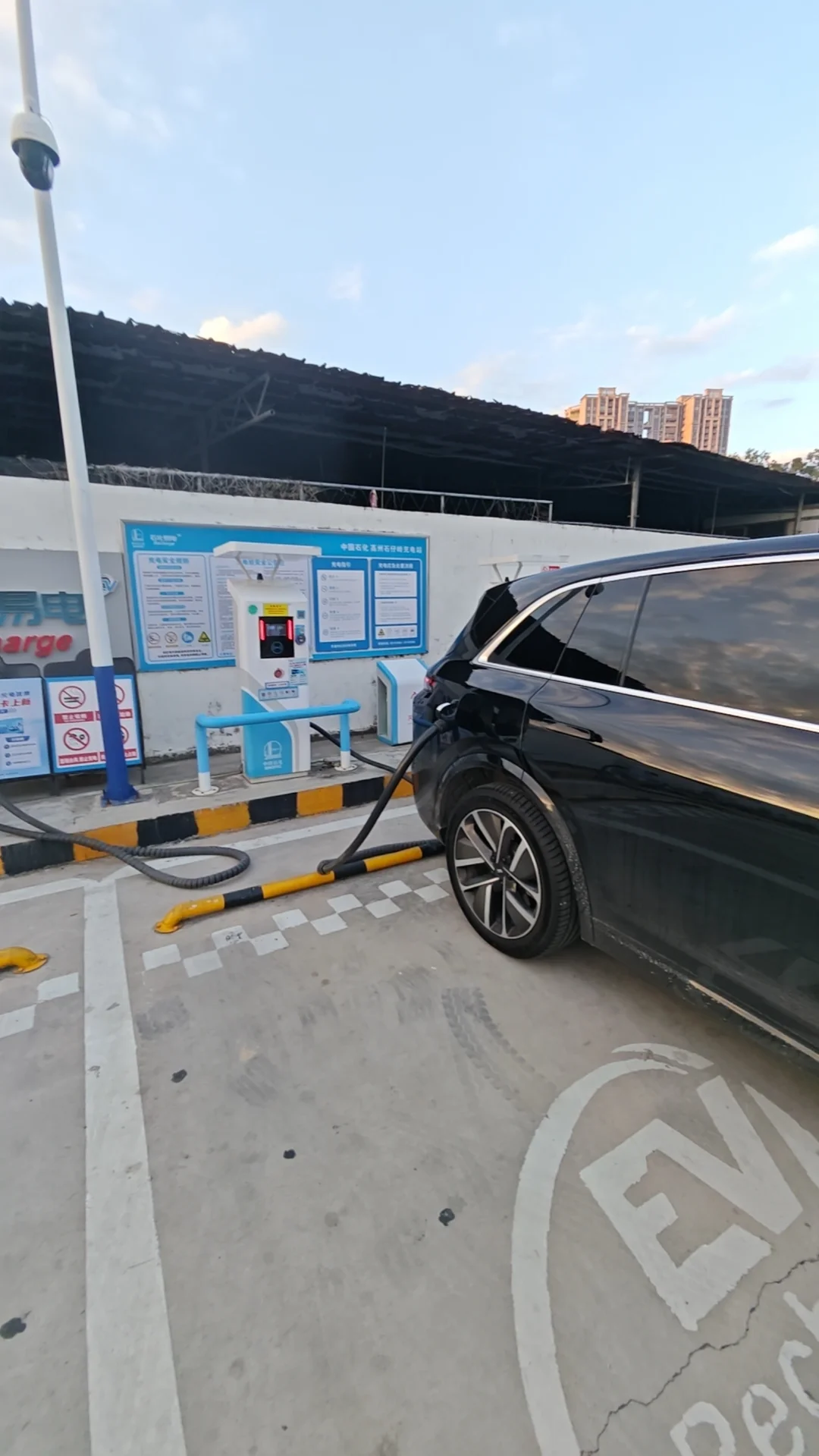 假期回家330公里，满电满油出发，油电混合7.0左右，感觉还不错。开理想跑了不少