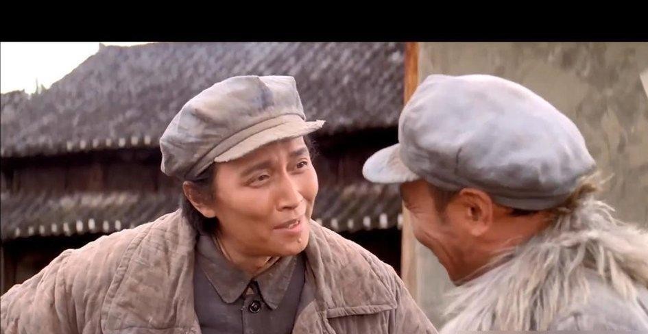 73岁的唐国强突然现身横店的微短剧开机仪式，把很多看惯他演帝王将相的观众给整不会了。
以往在历史大剧里坐镇的主角，如今接了部单集预算才三十来万的短剧，演个豪门家族里的老父亲。
不少人在评论区直摇头，觉得德高望重的老艺术家怎么也向流量低头，跑去跟一帮网红争一口快餐饭。
可要是换个角度看，这哪里是