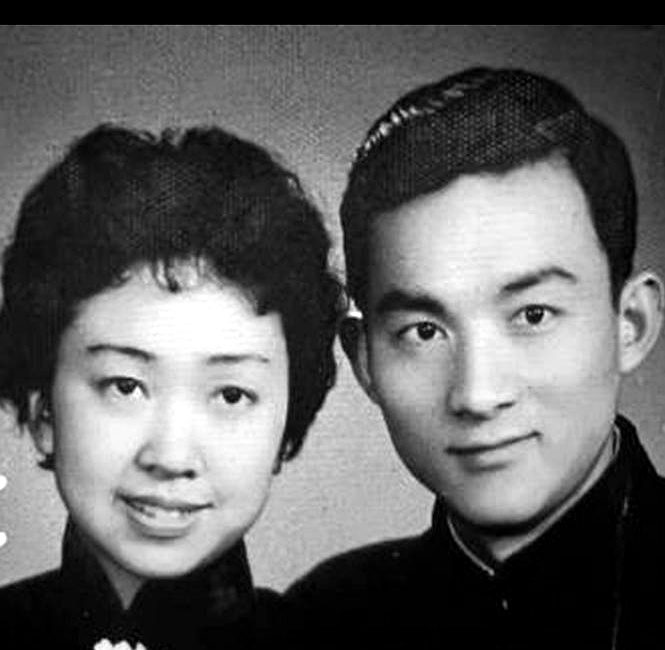 游本昌老爷子这一走，最难熬的怕是他老伴杨慧华了。
想想当年《济公》火遍大江南北时