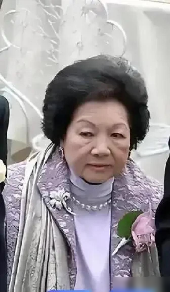 1958年，霍英东把二房冯坚妮领进门，原配吕燕妮只提了一个条件。
她没哭没闹，点了一根烟，跟霍英东说：人可以进门，但长房的儿子必须接班，二房永远不碰家业。
冯坚妮是离过婚的，还带个前夫的儿子。霍英东非要娶，亲妈刘三气得摔茶杯，死活不点头。
冯坚妮进门后就像个隐形人。霍家公开场合，身边站的永远是