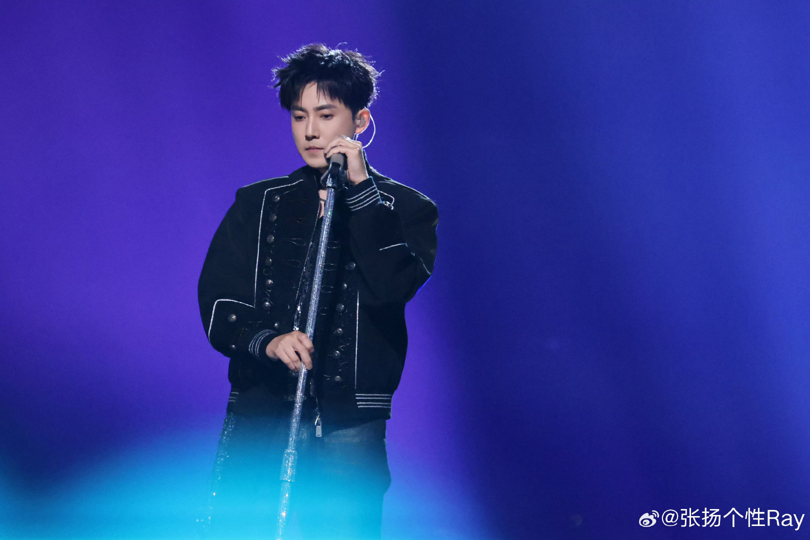 #张睿[超话]# zr #张睿 披荆斩棘# 
看着在舞台上闪闪发光的样子，突然觉得所有的等待都值得了。张睿披荆斩棘，不是为了打败谁，而是为了超越昨天的自己。陪你走花路，也陪你过荆棘，永远在你身后！❤️​